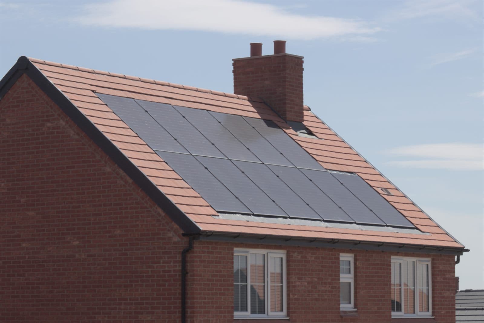 Müstakil bir yapının çatısında yer alan güneş panelleri