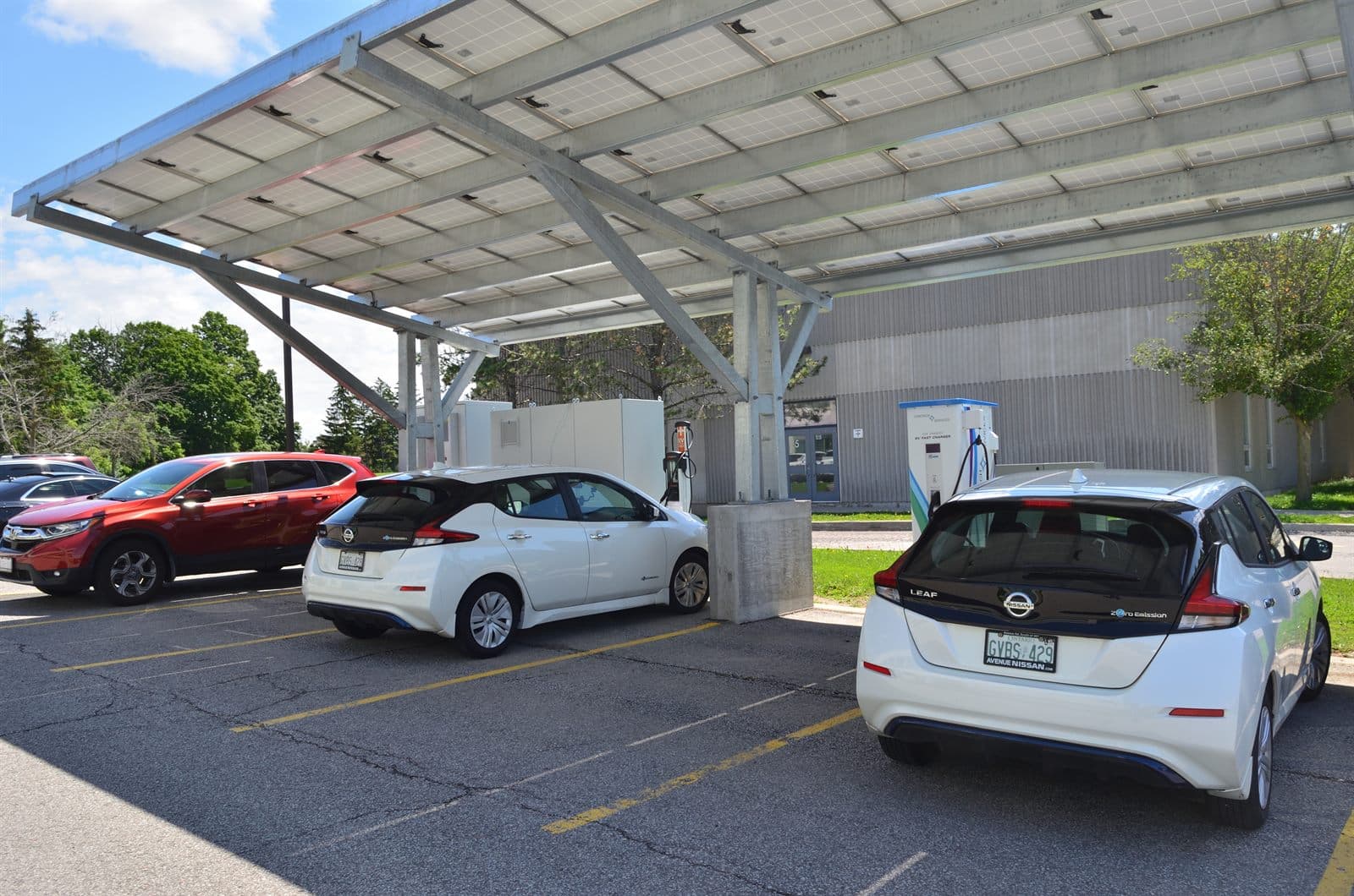 Güneş enerjisi destekli elektrikli araç şarj istasyonu